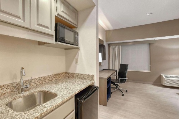 Comfort Suites Milwaukee Airport image 17