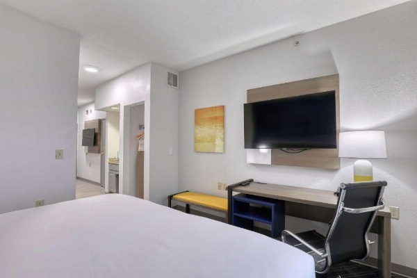 Comfort Suites Milwaukee Airport image 20